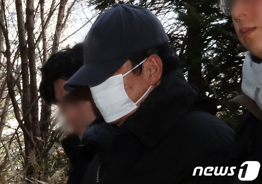 새총으로 쇠구슬을 쏴 이웃집 유리창을 파손한 혐의(특수재물손괴)를 받는 60대 남성 A씨/뉴스1 ⓒ News1 정진욱 기자