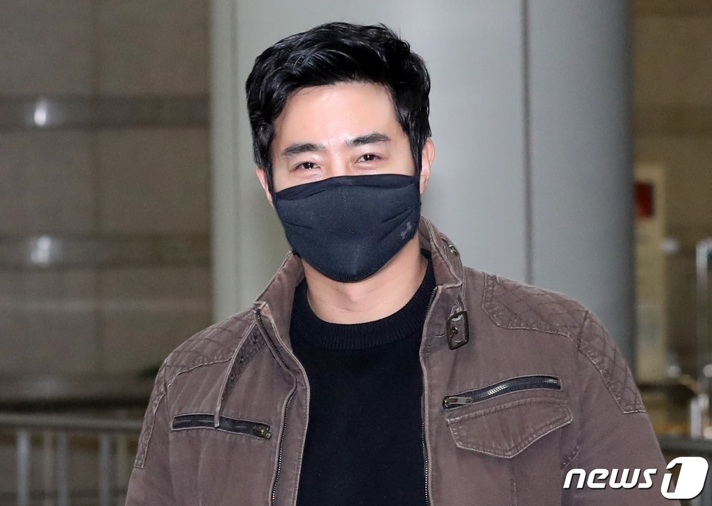 우크라이나군에 가담해 참전했다가 여권법 위반 등 혐의로 기소된 이근 전 대위가 20일 서울 서초구 서울중앙지방법원에서 열린 여권법 위반·도주치상 혐의 공판에 출석하고 있다. 이날 재판부는 이 전 대위의 '뺑소니' 혐의도 병합해 심사한다. 이 전 대위는 지난해 7월 서울 시내에서 차량을 운전하다 오토바이와 사고를 낸 뒤 별다른 구조 조치 없이 현장을 벗어난 혐의(특정범죄 가중처벌법상 도주치상)를 받고 있다. 2023.3.20/뉴스1 ⓒ News1 송원영 기자