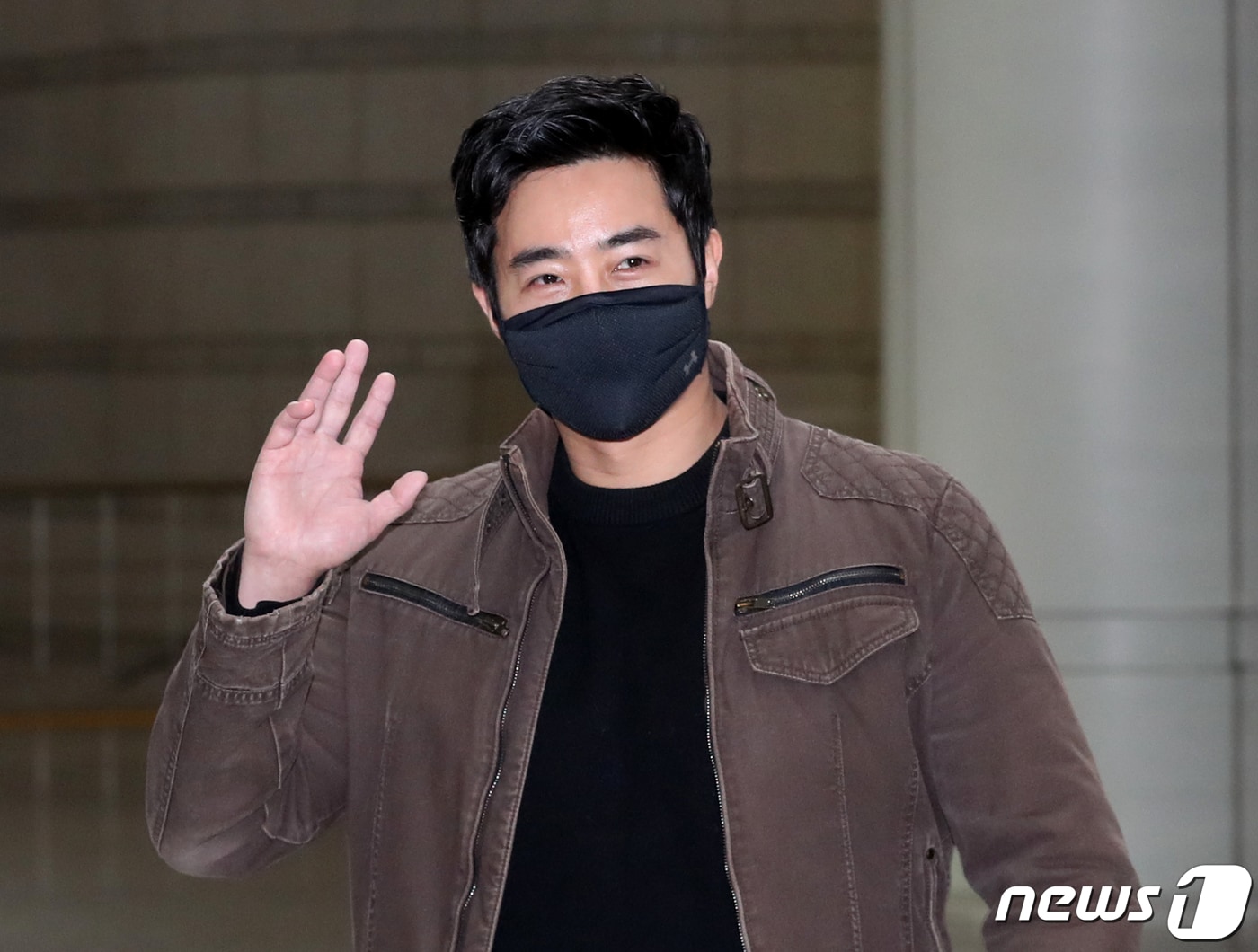 우크라이나군에 가담해 참전했다가 여권법 위반 등 혐의로 기소된 이근 전 대위가 20일 서울 서초구 서울중앙지방법원에서 열린 여권법 위반·도주치상 혐의 공판에 출석하고 있다. 이날 재판부는 이 전 대위의 '뺑소니' 혐의도 병합해 심사했다. 2023.3.20/뉴스1 ⓒ News1 송원영 기자