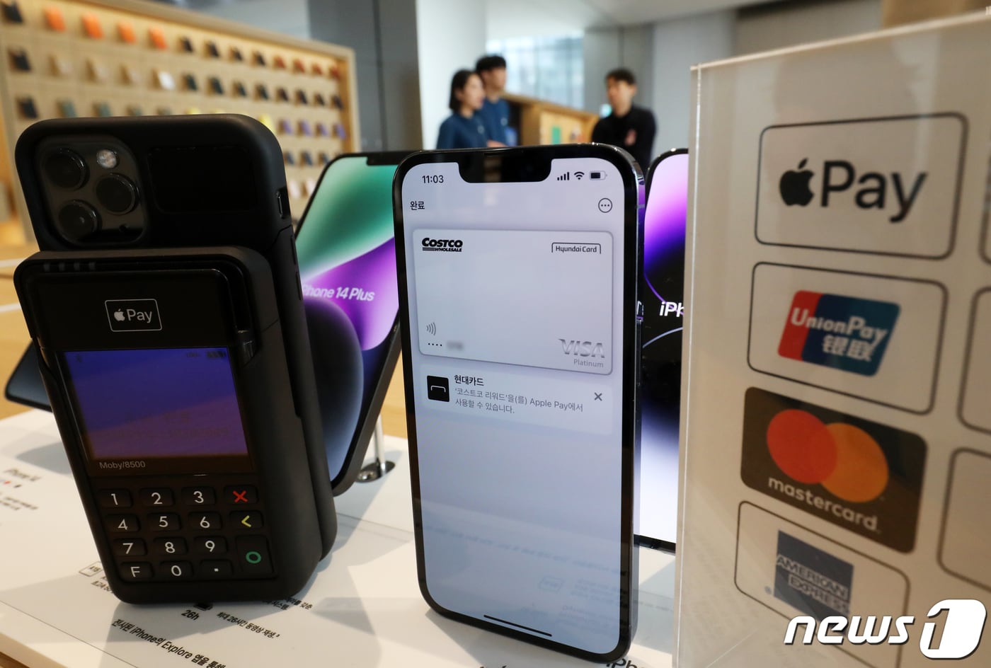 애플의 근거리무선통신(NFC) 결제 서비스 '애플페이'가 국내 서비스를 시작한 21일 서울 한 애플 스토어에 안내문이 놓여 있다. 애플은 아이폰, 애플워치, 아이패드, 맥 등을 통해 한국에서도 이날부터 애플페이를 이용할 수 있다고 발표했다. 애플페이는 국내 오프라인 가맹점, 앱 및 온라인에서 사용 가능하다. 2023.3.21/뉴스1 ⓒ News1 송원영 기자