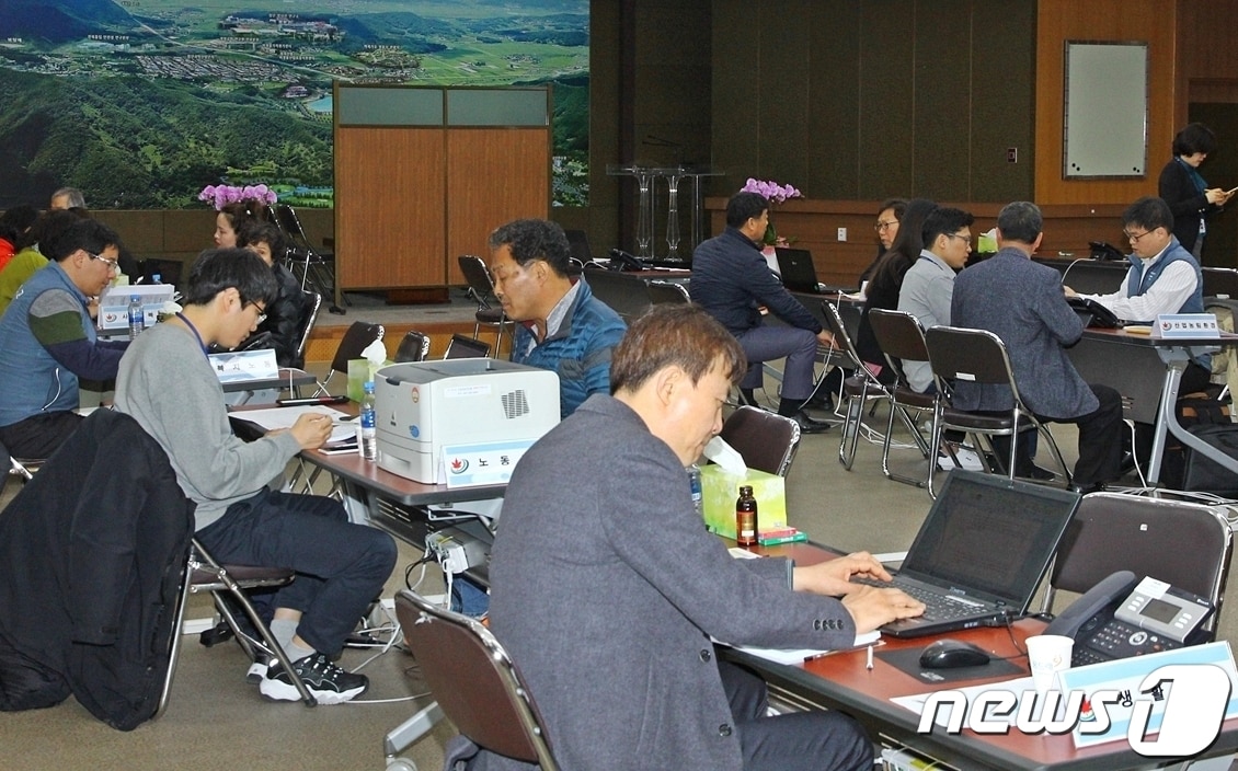 전북 정읍시와 국민권익위가 ‘달리는 국민 신문고’ 운영을 통해 시민들의 생활 속 불편 사항과 고충 민원 해결에 나선다. 시민들이 이동 신문고에 참여해 민원을 상담하고 있다.&#40;정읍시 자료사진 제공&#41;2023.3.21/뉴스1 