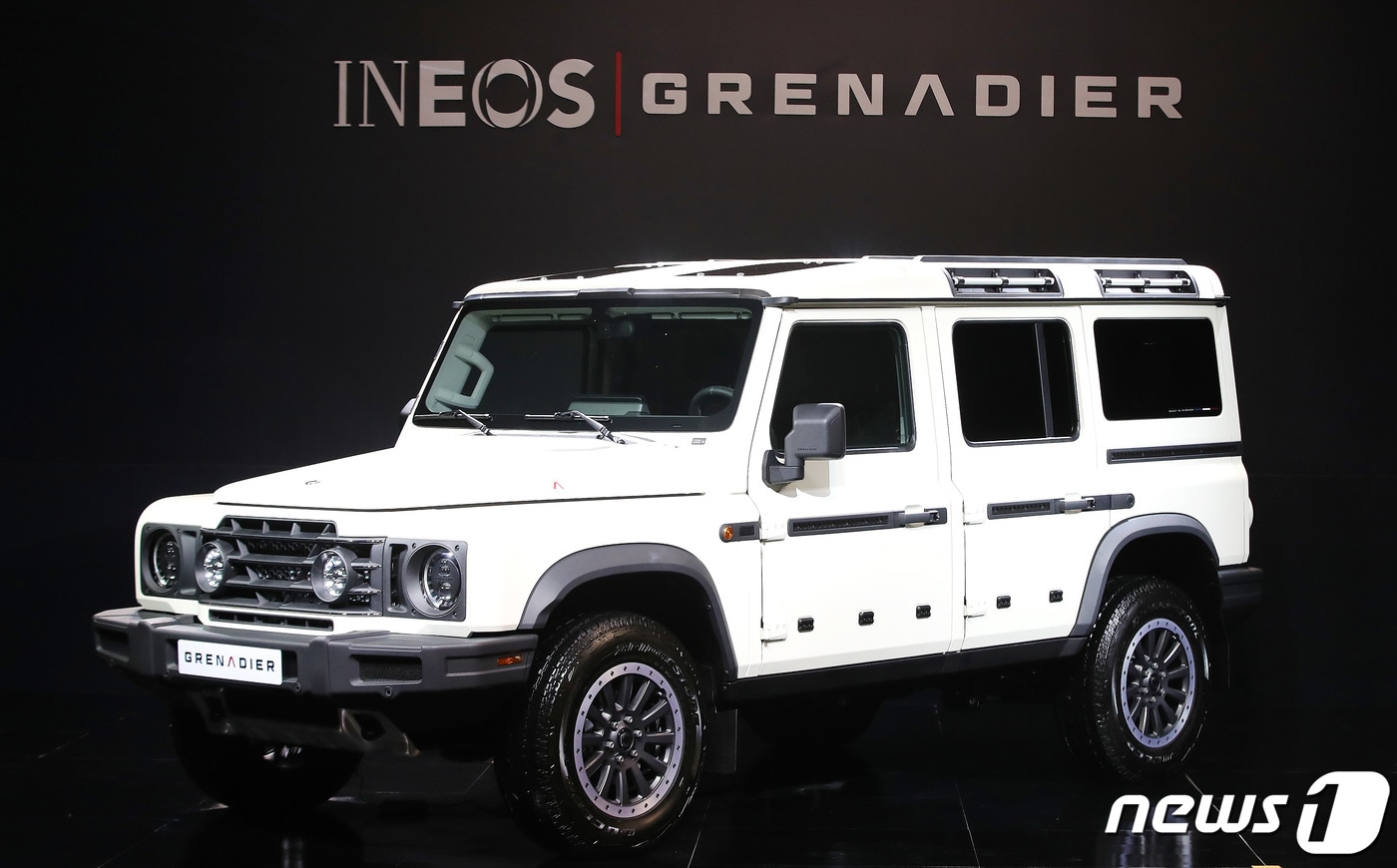 22일 오전 서울 중구 반얀트리 클럽 앤 스파에서 열린 영국 정통 오프로더 '이네오스 그레나디어' 한국 공개 행사에서 '그레나디어'가 공개되고 있다.  2023.3.22/뉴스1 ⓒ News1 임세영 기자