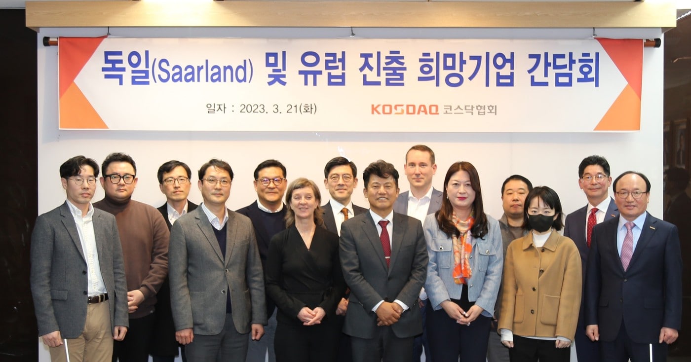 21일 코스닥협회본사에서 열린 '독일 및 유럽진출 희망기업 간담회'에서 오흥식 코스닥협회 회장(첫줄 오른쪽에서 네번째), 안야 페취아워 독일 잘란트주 경제진흥공사 이사(첫줄 오른쪽에서 다섯번째),강왕락 코스닥협회 상근부회장(오른쪽 첫번째) 등 관계자들이 기념사진을 촬영하고 있다. (코스닥협회 제공)