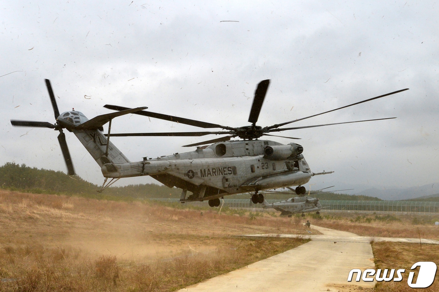  22일 경북 포항시 북구 송라면 조사리 해안에서 실시된 한·미·영 해병대 수색대 해상 및 공중 침투훈련에서 미 해병대 CH-53E수송헬기가 착륙하고 있다. 자유의 방패(FS)훈련으로 진행된 이날 훈련에 참가한 3개국 해병대원들은 22일과 23일 이틀간 수색작전 노하우를 공유하고 개인과 팀 단위의 해상 및 공중침투능력을 강화했다.2023.3.23/뉴스1 ⓒ News1 최창호 기자