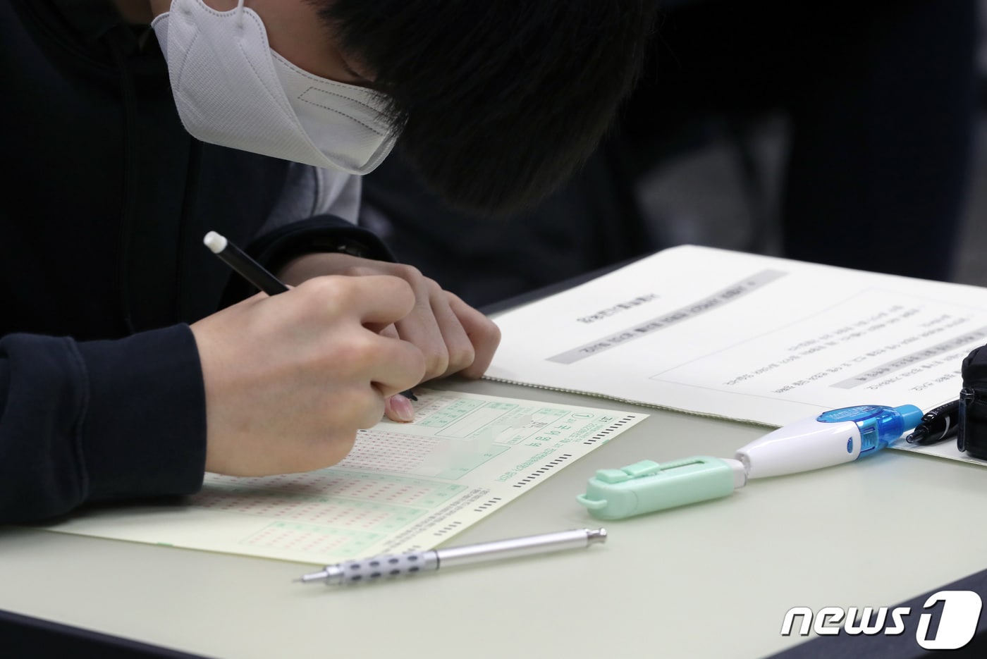 고교 3학년을 대상으로 한 4월 전국연합학력평가가 오는 10일 실시된다. 사진은 2023학년도 3월 전국연합학력평가 당시 수험생이 답안지를 작성하는 모습. 2023.3.23/뉴스1 ⓒ News1 사진공동취재단