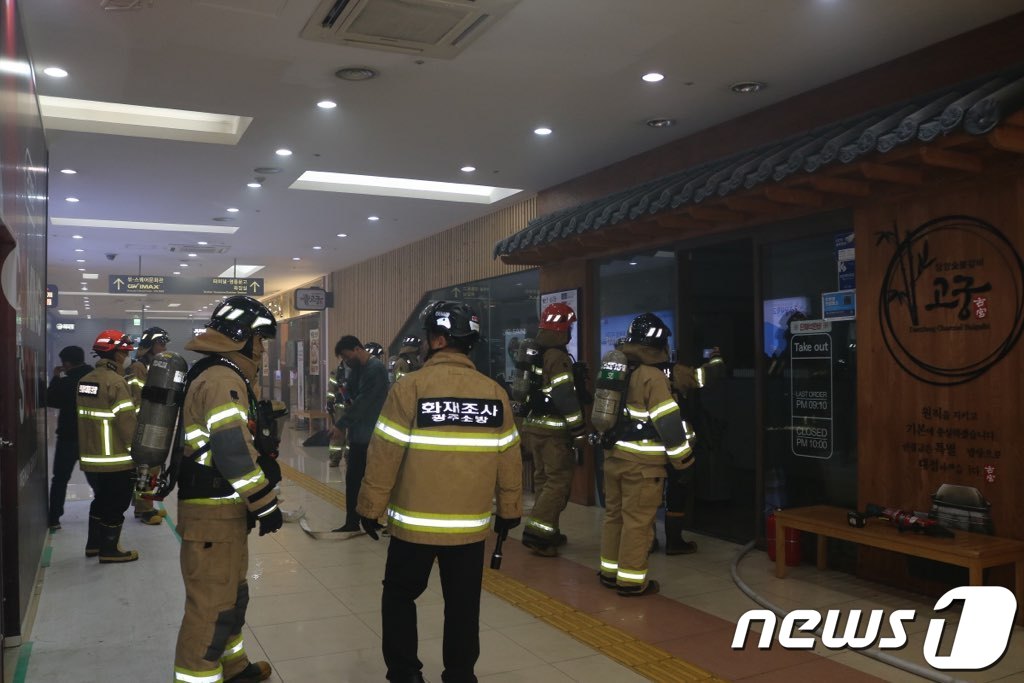 23일 오전 9시54분 광주 서구 광천동 유스퀘어 종합버스터미널의 한 식당에서 불이 나 소방당국이 진화 작업을 하고 있다. (광주 서부소방서 제공) 2023.3.23/뉴스1