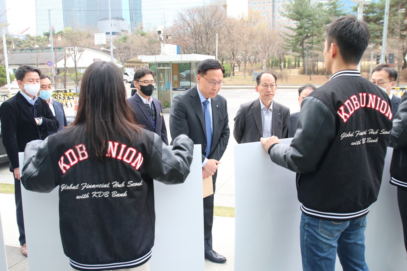 KDB산업은행 노동조합원들이 23일 오전 김복규 신임 수석부행장의 첫 출근을 저지하고 있다. (산업은행 노조 제공)
