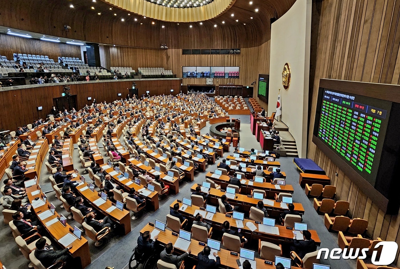 23일 서울 여의도 국회에서 열린 제404회 국회(임시회) 제1차 본회의에서 양곡관리법 일부개정법률안(대안)에 대한 수정안이 재석 266인, 찬성 169인, 반대 90인, 기권 7인으로 가결되고 있다./뉴스1 ⓒ News1 유승관 기자