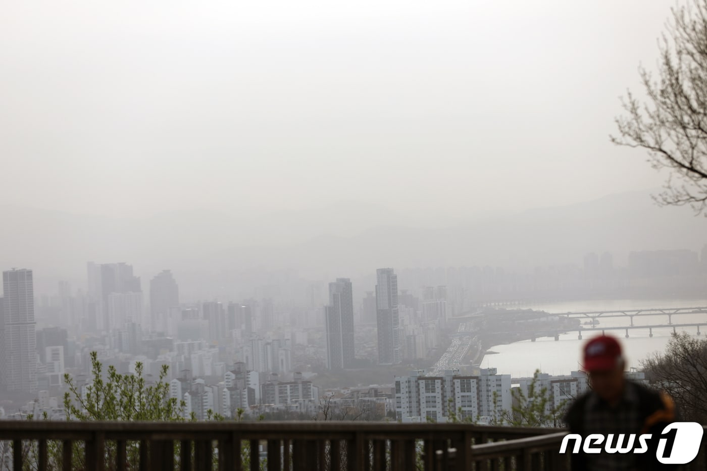 중국발 황사가 찾아온 24일 오전 서울 남산에서 바라본 도심이 뿌옇게 보이고 있다. 서울시는 이날 오전 4시 기준 미세먼지(PM-10) 경보를 해제하고 주의보로 전환했다. 2023.3.24/뉴스1 ⓒ News1 황기선 기자