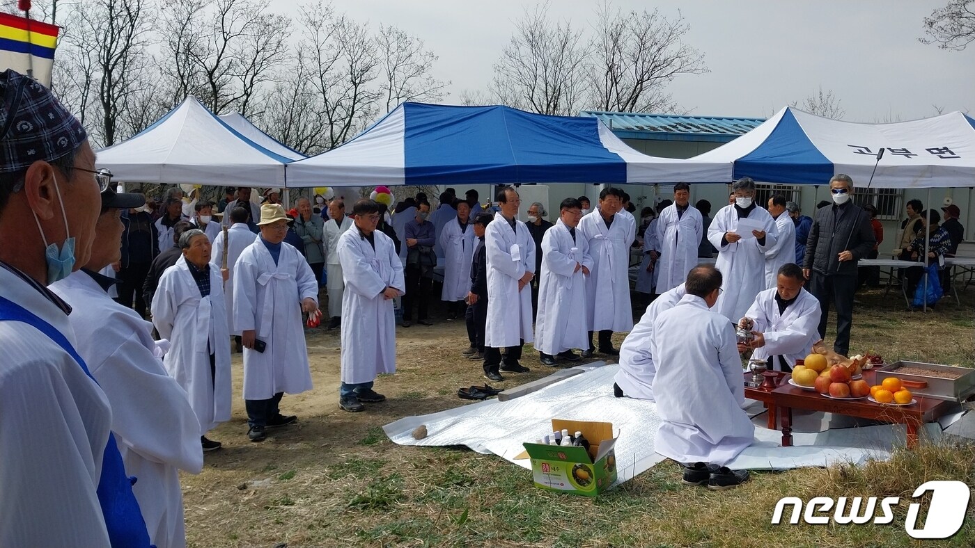  전북 정읍시 고부면에 위치한 백제시대 고성인 고사부리성과 일제에 의해 훼손된 동학농민혁명 고부봉기의 역사적 현장인 고부관아의 성공적인 복원을 기원하는 행사가 24일 고부면사무소 뒷산에서 열렸다.(정읍시 제공)2023.3.24/뉴스1 