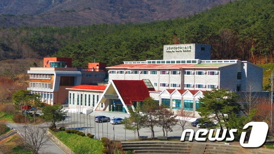 전북 고창군이 직영하고 있는 선운산유스호스텔이 ‘2023 고창방문의 해’를 맞아 신관 객실을 리모델링하고 손님 맞이에 들어갔다. 선운산유스호스텔 전경(뉴스1/DB)
