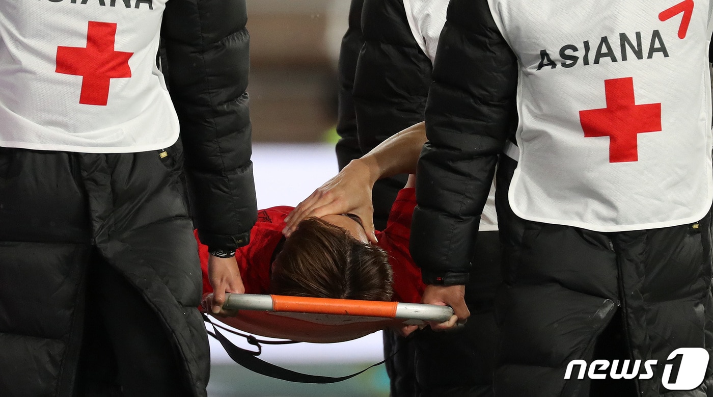 김진수가 24일 오후 울산 문수축구경기장에서 열린 축구 국가대표 평가전 대한민국과 콜롬비아의 경기 전반전에서 부상으로 교체되고 있다. 2023.3.24/뉴스1 ⓒ News1 이동해 기자