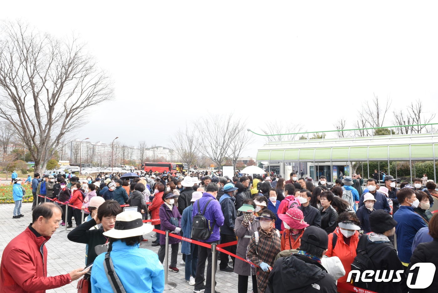 2023순천만국제정원박람회를 사전에 체험할 수 있는 '프레오픈' 행사가 25일 순천만국가정원 등 박람회장 전역에서 열렸다. 이날 관람객들은 향긋한 봄내음과 함께 정원을 거닐며 소중한 추억을 담아가고 있다.2023.3.25/뉴스1 ⓒ News1 김동수 기자
