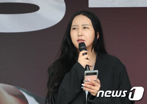 지난해 5월 경기 수원 팔달구 지동시장에서 열린 강용석 무소속 경기도지사 후보의 6.1지방선거 출정식에서 찬조 연설을 하고 있는 정유라씨. 2022.5.19/뉴스1 ⓒ News1