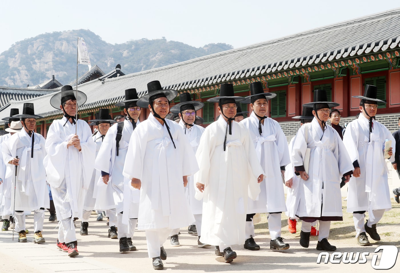 서울 종로구 경복궁 사정전에서 열린 '퇴계 선생 마지막 귀향길 재현 행사'에서 갓과 도포를 착용한 참석자들이 행사의 첫걸음을 내딛고 있다. 사진은 '퇴계선생 귀향길 재현행사'/뉴스1