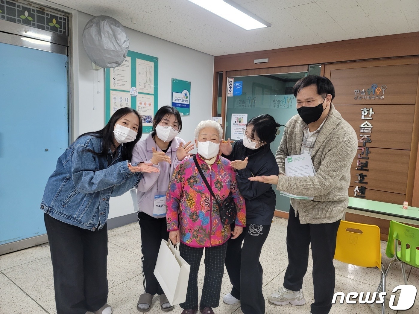 가천대학교 휴먼보건과학융합연구소 직원들이 노인 근력검사를 진행한 후 기념사진을 촬영하고 있다. (가천대 제공)/ 뉴스1