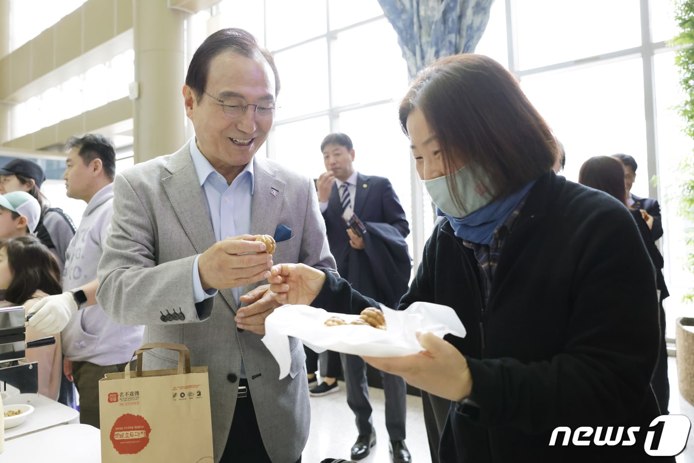 박상돈 천안시장이 시청에 마련된 호두과자 굽기 체험행사에서 갓 구운 호두과자를 맛보고 있다. (천안시청 제공) /뉴스1