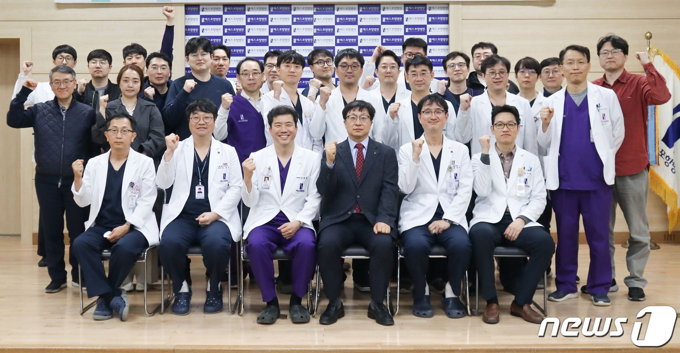 에스포항병원(대표병원장 김문철)은 계명대학교 동산병원 신경과 손성일 교수를 초청 SSGC(Stroke & Spine Grand Conference)를 진행했다고 밝혔다. 컨퍼런스를 마친 의료진이 기념촬영을 하고 있다.(에스포항병원제공)2023.3.28/뉴스1