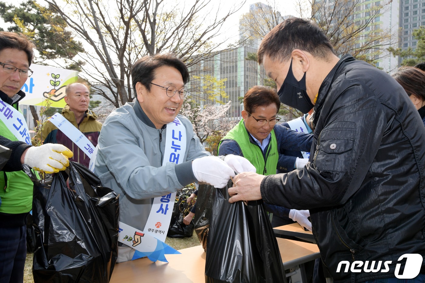 강기정 광주시장 나무 나누어주기 행사 참석.(광주시 제공. 재판매 및 DB 금지)/뉴스1 