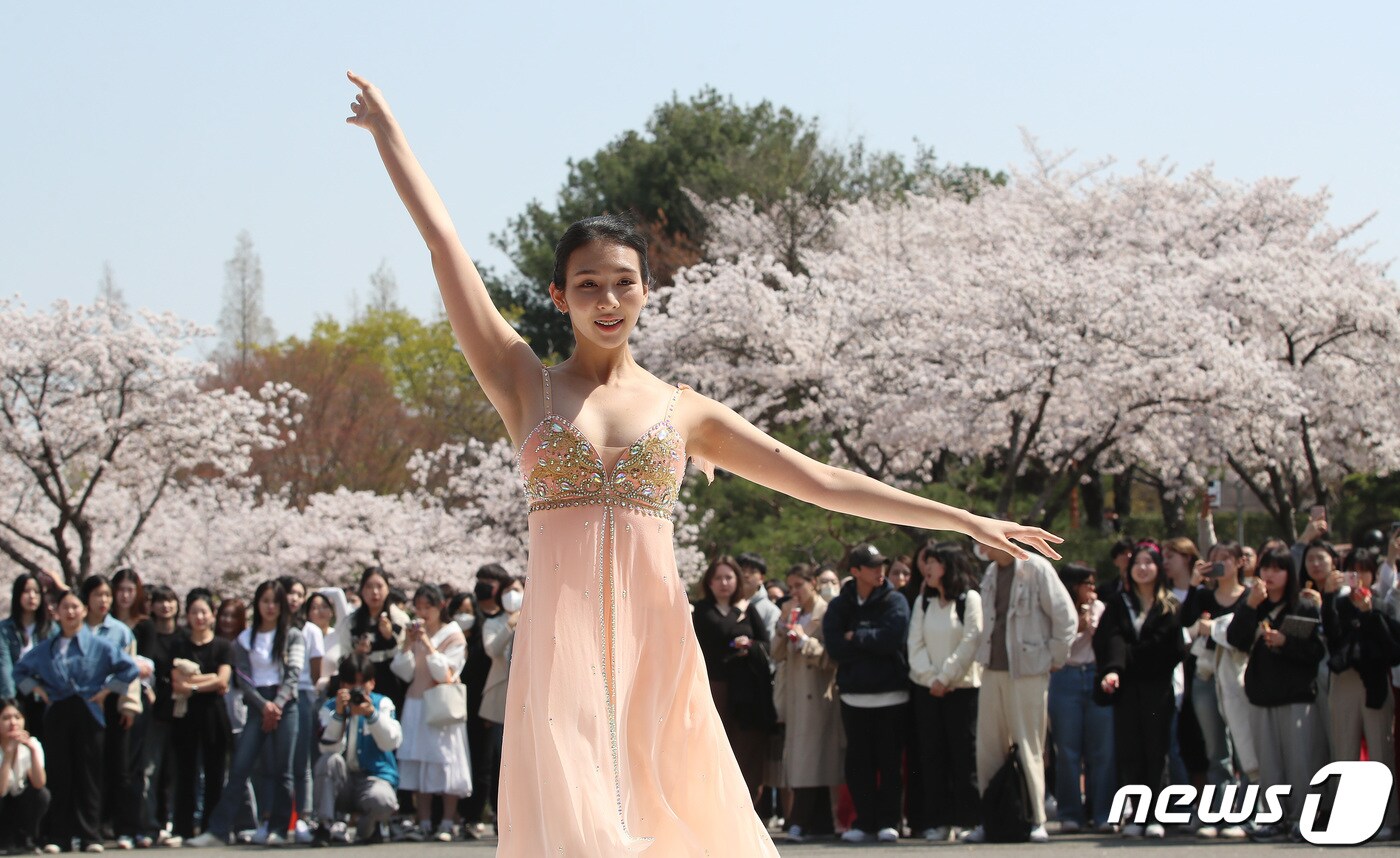 30일 대구와 경북지역은 대기가 건조하고 낮과 밤의 기온차가 크다. 지난 28일 대구 달서구 계명대학교 성서캠퍼스에서 '2023학년도 벚꽃 주간'을 맞아 학생들이 다양한 공연을 선보이고 있다. 2023.3.28/뉴스1 ⓒ News1 공정식 기자
