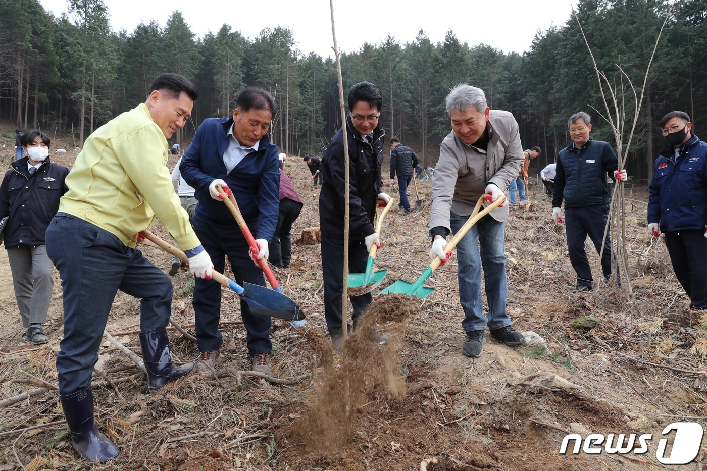  전북 고창군은 28일 오후 고창읍 월곡리 산105번지 일원에서 봄철 나무심기 기간을 맞아 ‘제78회 식목일 행사’를 진행했다.&#40;고창군 제공&#41;2023.3.28/뉴스1