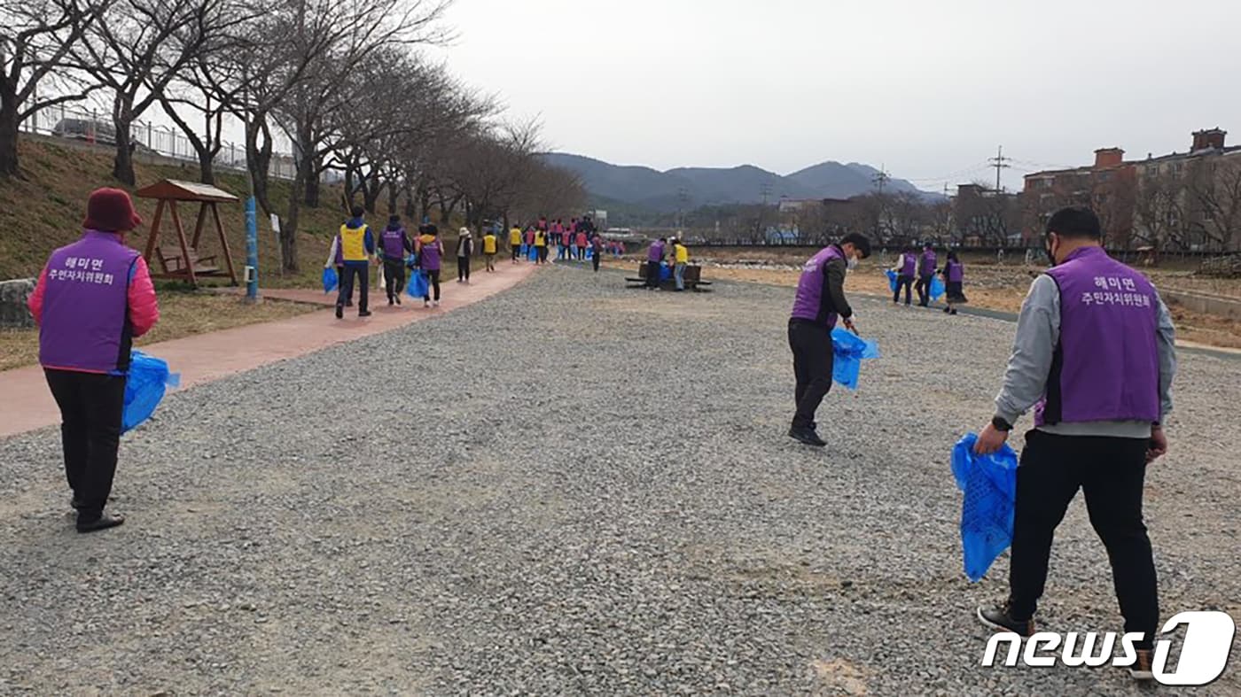 3월17일 해미면 지역 단체들이 벚꽃축제에 앞서 환경정화 활동을 벌이고 있다. &#40;서산시 제공&#41; /뉴스1