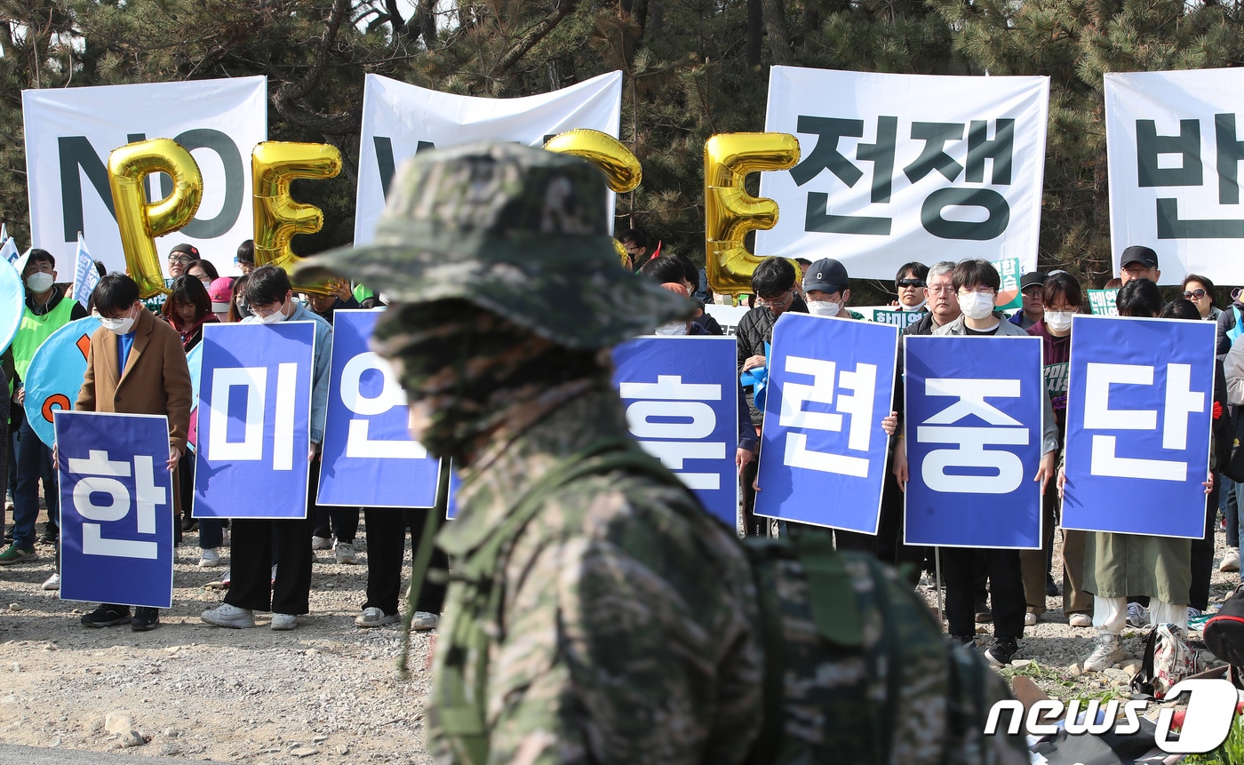 한미 연합상륙훈련 &#39;2023 쌍룡훈련&#39;이 실시된 29일 오전 경북 포항시 북구 해병대 훈련장 인근에서 한반도평화행동 관계자들이 한미 연합훈련 반대 시위를 열고 있다. 2023.3.29/뉴스1 ⓒ News1 공정식 기자