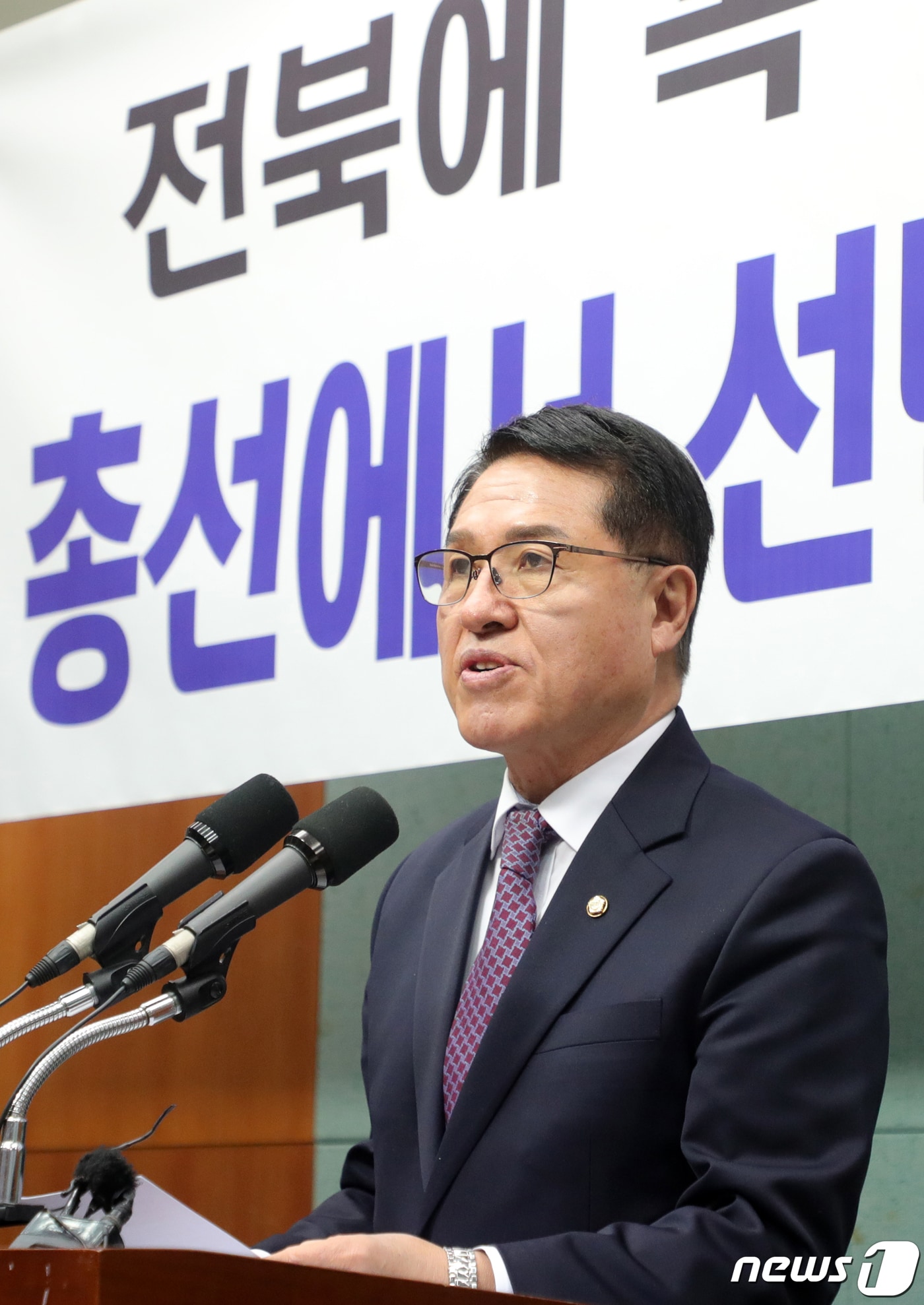 정운천 국민의힘 의원(비례대표)이 3일 전북 전주시 전북도의회에서 기자회견을 열고 오는 4월 실시될 전주을 국회의원 재선거 불출마 의사를 밝히고 있다. 2023.3.3/뉴스1 ⓒ News1 유경석 기자