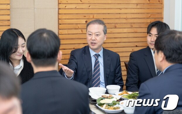 양오봉 전북대 총장이 '삽결살 데이'인 3일, 교직원 및 학생들과 함께 삼삼데이 특식을 함께하며 소통하는 시간을 갖고 있다.(전북대 제공)/뉴스1