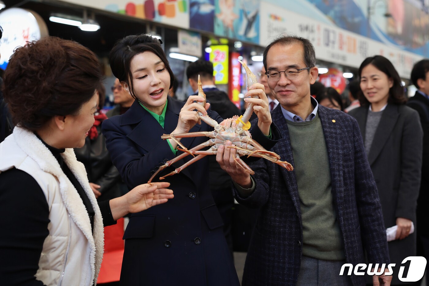윤석열 대통령 부인 김건희 여사가 3일 경북 포항 죽도시장을 방문해 대게를 들어보고 있다. (대통령실 제공) 2023.3.3/뉴스1 ⓒ News1 오대일 기자