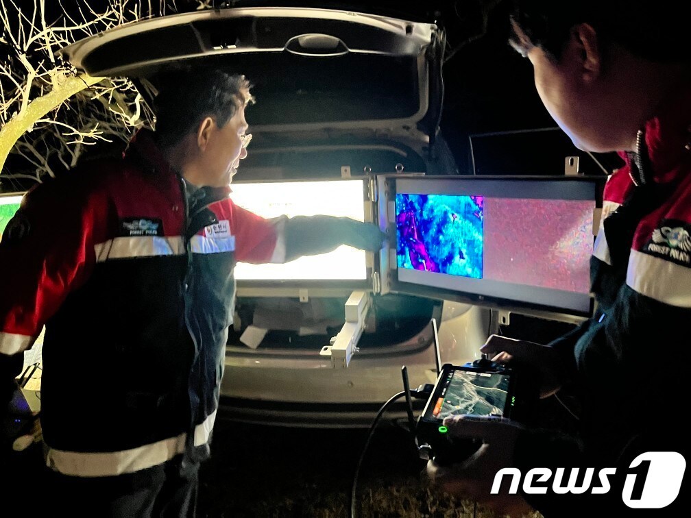 노관규 순천시장이 3일 오후 2시32분쯤 순천시 월등면 망용리 야산에서 발생한 산불의 신속한 진화를 위해 현장을 지휘하고 있다. (순천시 제공)2023.3.3/뉴스1