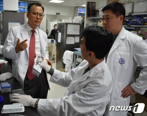 GI-101 임상 총괄 책임연구자 조병철 연세암병원 폐암센터장이 연구진들과 논의를 하고 있다.(지아이이노베이션 제공)