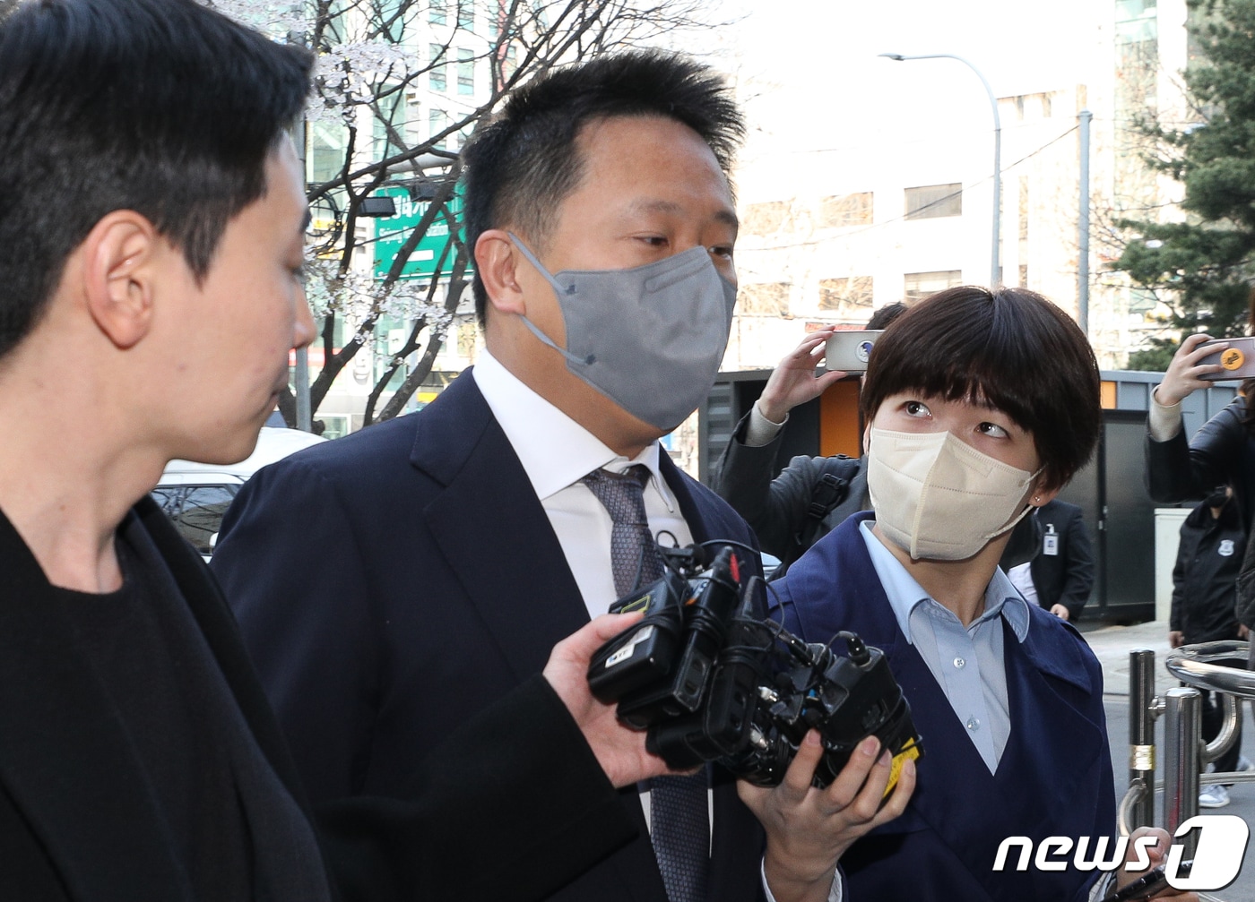 테라·루나 코인 폭락 사태와 관련해 금융투자상품 투자사기 혐의 등을 받는 신현성 전 차이코퍼레이션 총괄대표가 30일 오전 서울 양천구 남부지방법원에서 열린 두 번째 구속 전 피의자심문(영장실질심사)에 출석하고 있다. 2023.3.30/뉴스1 ⓒ News1 안은나 기자