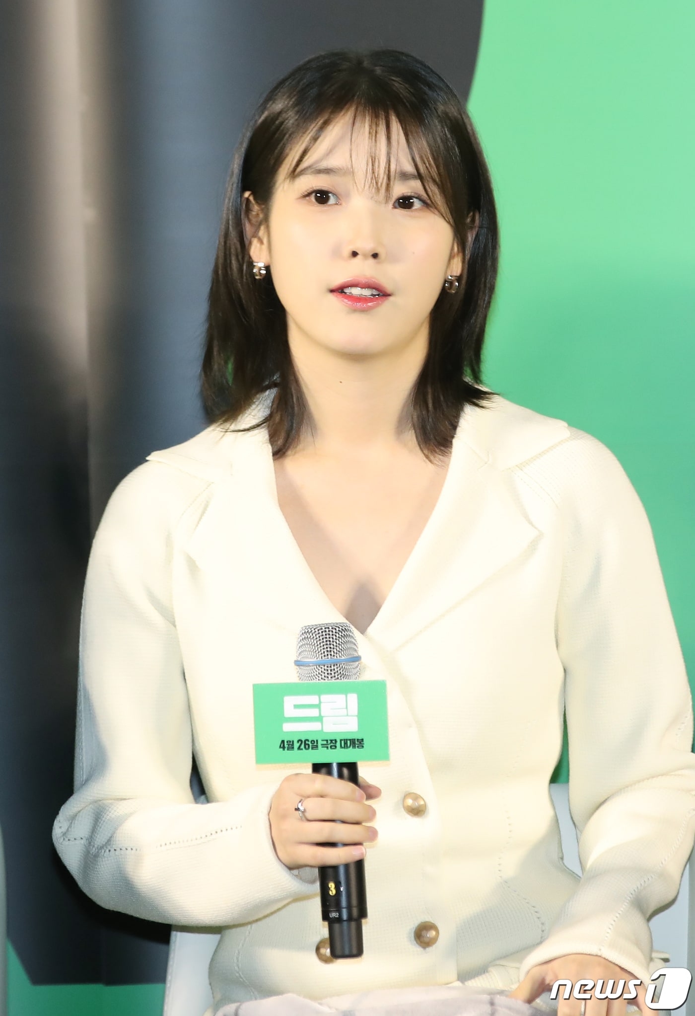 배우 아이유(본명 이지은)가 30일 서울 성동구 메가박스 성수점에서 열린 영화 '드림'(감독 이병헌) 제작보고회에서 매력을 발산하고 있다. '드림'은 개념 없는 전직 축구선수 홍대(박서준 분)와 열정 없는 PD 소민(이지은 분)이 집 없는 오합지졸 국대 선수들과 함께 불가능한 꿈에 도전하는 이야기 그린 작품이다, 2023.3.30/뉴스1 ⓒ News1 권현진 기자