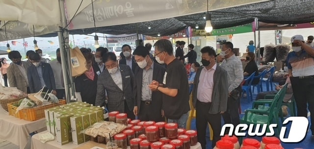  전북 고창군이 2023 세계유산도시 고창 방문의 해를 맞아 테마가 있는 사계절 직거래장터를 개장한다. 고창군 직거래장터&#40;고창군 제공&#41;2023.3.30/뉴스1