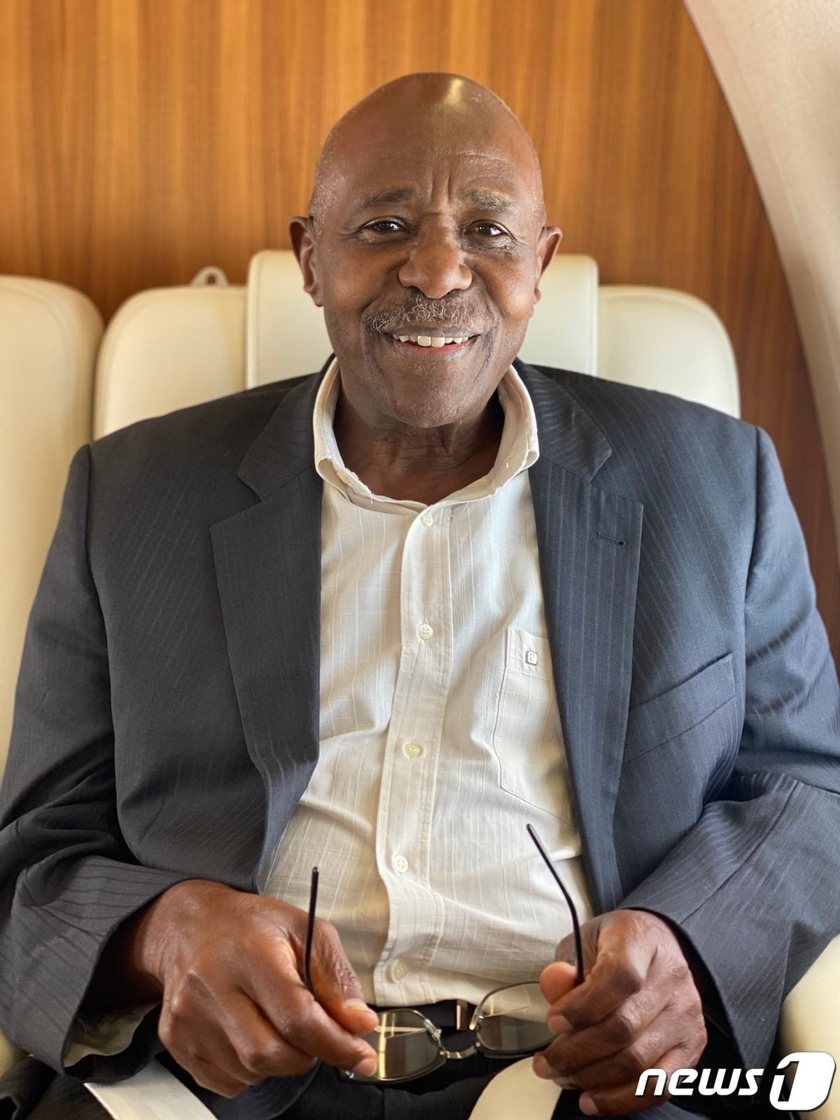 영화 '호텔 르완다'의 실제 주인공인 폴루세사바기나(68)가 르완다 감옥에서 석방된 후 미국에 도착한 직후 환하게 미소 짓고 있다. 2023.03.29/뉴스1(트위터 갈무리)