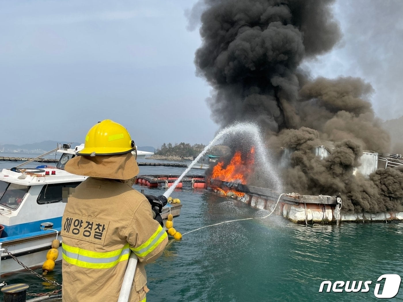 30일 경남 거제시 화도 인근 해상 가두리 양식장 뗏목에 난 불이 진화되고 있다.(통영해경 제공)