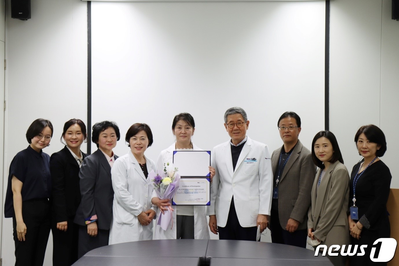 차 여성의학연구소 서울역 의료진이 몽골 엥흐통갈락 의사에게 진단검사의학 연수 수료증을 전달했다/차 여성의학연구소 서울역 제공