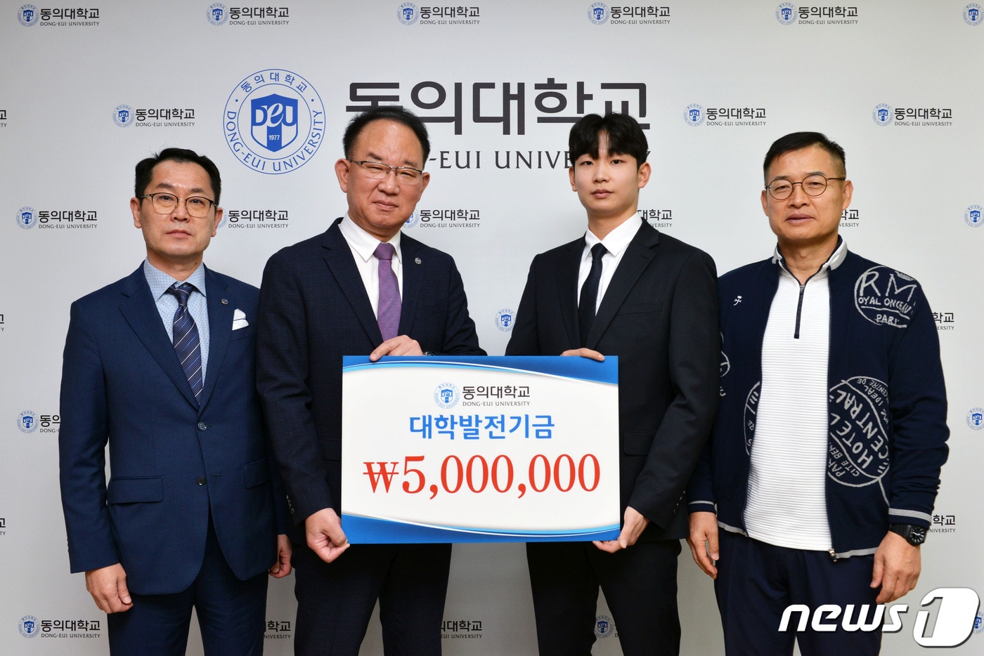 강경문 배드민턴 선수는 지난 30일 동의대학교에 대학발전기금 500만원을 기탁하고 기념사진을 찍고 있다. 왼쪽부터 이상복 동의대학교 배드민턴부 감독, 한수환 총장, 강경문 선수, 박문수 체육진흥단장.(동의대학교 제공)