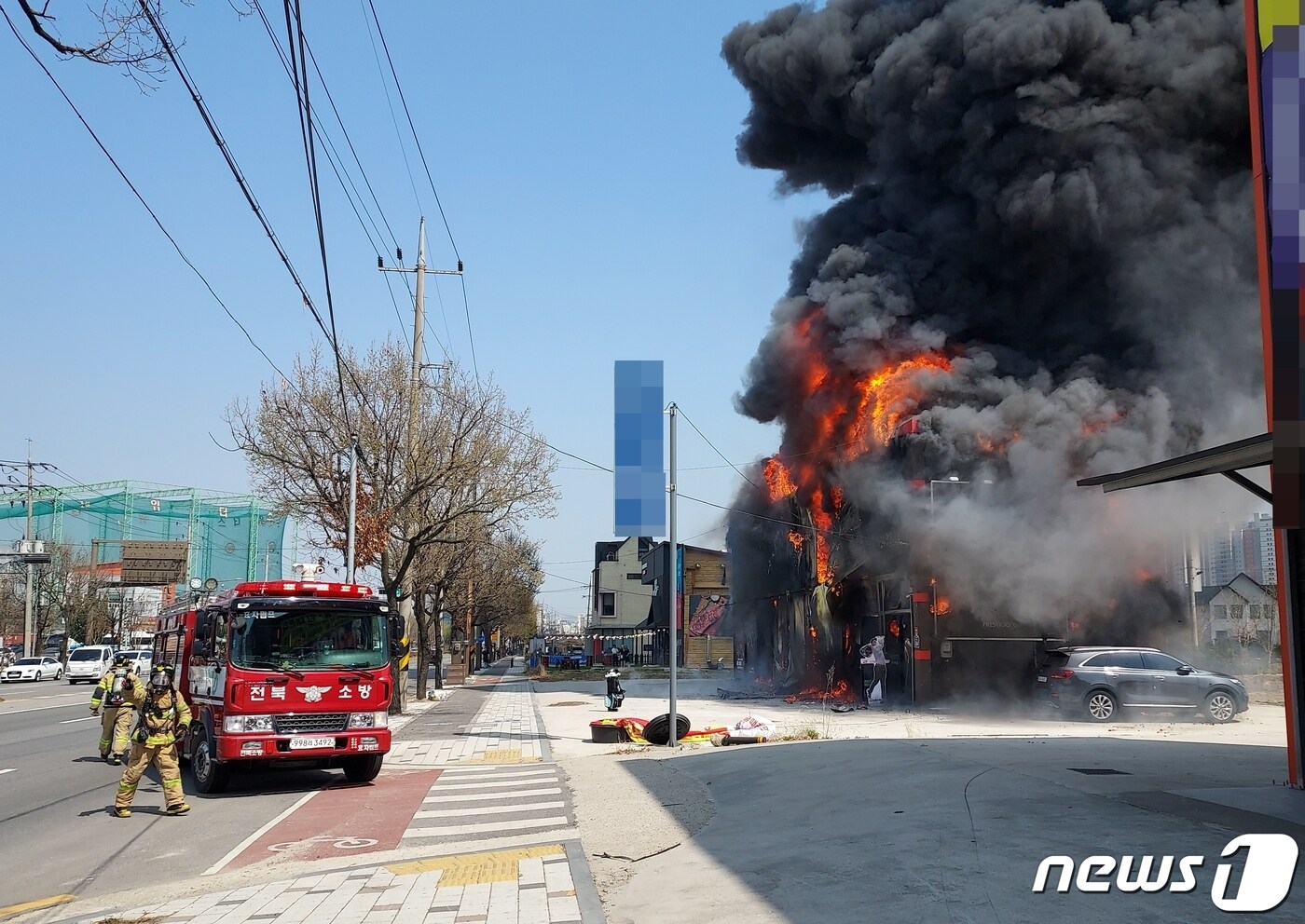 31일 오후 1시33분께 전북 전주시 완산구 효자동의 한 골프 용품 매장에서 불이 났다.&#40;전북소방본부 제공&#41;2023.3.31/뉴스1