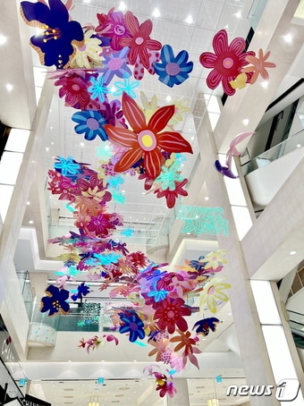 신세계百 본점 등 8개 점포 &apos;봄의 절정&apos; 주제로 봄꽃 연출 - 뉴스 썸네일 이미지