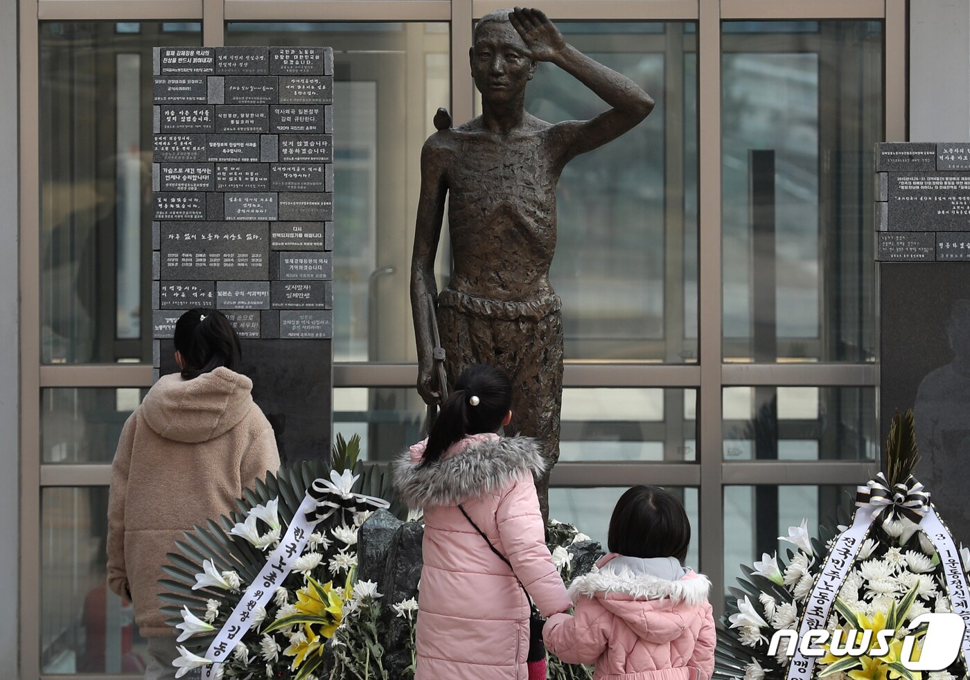 5일 서울 용산구 용산역광장에서 시민들이 강제징용노동자상을 살펴보고 있다. 정부는 한일관계 최대 현안인 일제강점기 강제징용 피해자 배상문제에 대해 &#39;제3자 변제&#39; 방식을 골자로 하는 해법을 오는 6일 공식 발표할 예정이다. 2023.3.5/뉴스1 ⓒ News1 송원영 기자