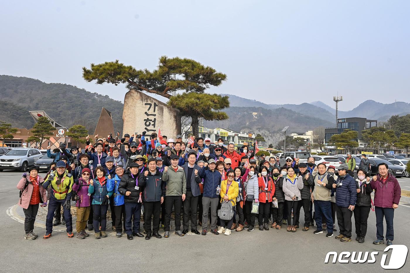 오언석 서울시 도봉구청장을 비롯한 도봉구민 200여 명이 지난 4일 강원 원주 간현관광지의 주간 관광코스인 소금산 그랜드밸리를 찾은 가운데 기념사진을 촬영하고 있다. &#40;원주시 제공&#41; 2023.3.5/뉴스1