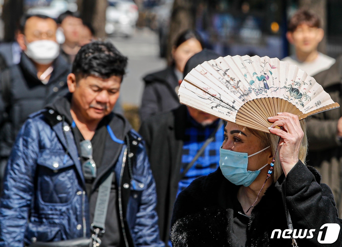 30일 대전·충남은 대기가 건조한 가운데 낮과 밤의 기온차가 20도 내외로 매우 크다. 거리에서 한 외국인 관광객이 부채로 햇빛을 가리며 지나고 있다./뉴스1 ⓒ News1 김도우 기자