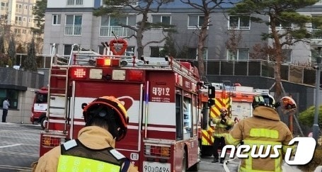 7일 오전 8시쯤 강원 원주시 지정면의 한 아파트 단지 주차장에서 전기자동차 화재가 발생해 소방이 진화인력을 투입하고 있다. &#40;독자 제공&#41; 2023.3.7/뉴스1 신관호 기자