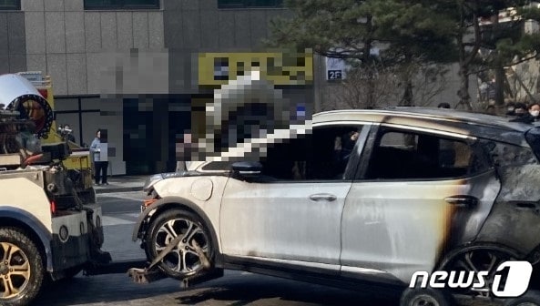 7일 오전 8시쯤 강원 원주시 지정면의 한 아파트 단지 주차장에서 전기자동차 화재가 발생, 40여 분 만인 오전 8시 48분쯤 진화됐다. (독자 제공) 2023.3.7/뉴스1 신관호 기자