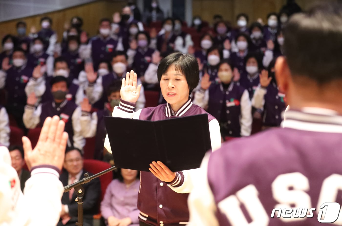 7일 울산가족문화센터 대강당에서 열린 울산 시니어초등학교 제1기 신입생 입학식에서 입학생 대표가 선서를 하고 있다. 2023.3.7/뉴스1 ⓒ News1 조민주 기자