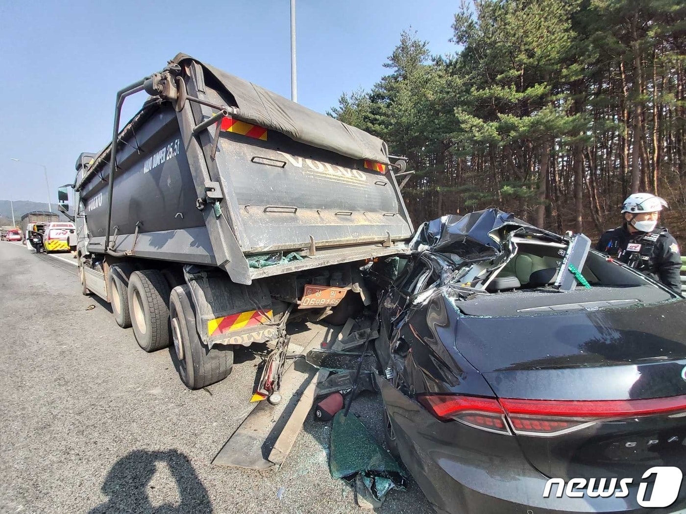 7일 오후 2시 33분쯤 강원 강릉시 성산면 보광리 영동고속도로 강릉 방면에서 발생한 교통사고 현장.&#40;강릉소방서 제공&#41; 2023.3.7/뉴스1