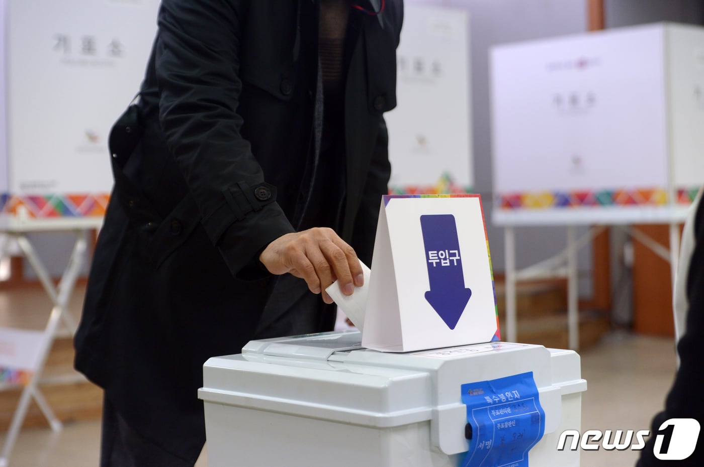 제3회 전국동시조합장선거일인 8일 오전 광주 서구 광천동 서광주농협 본점에 설치된 투표소에서 조합원이 투표를 하고 있다. 2023.3.8/뉴스1 ⓒ News1 이승현 기자