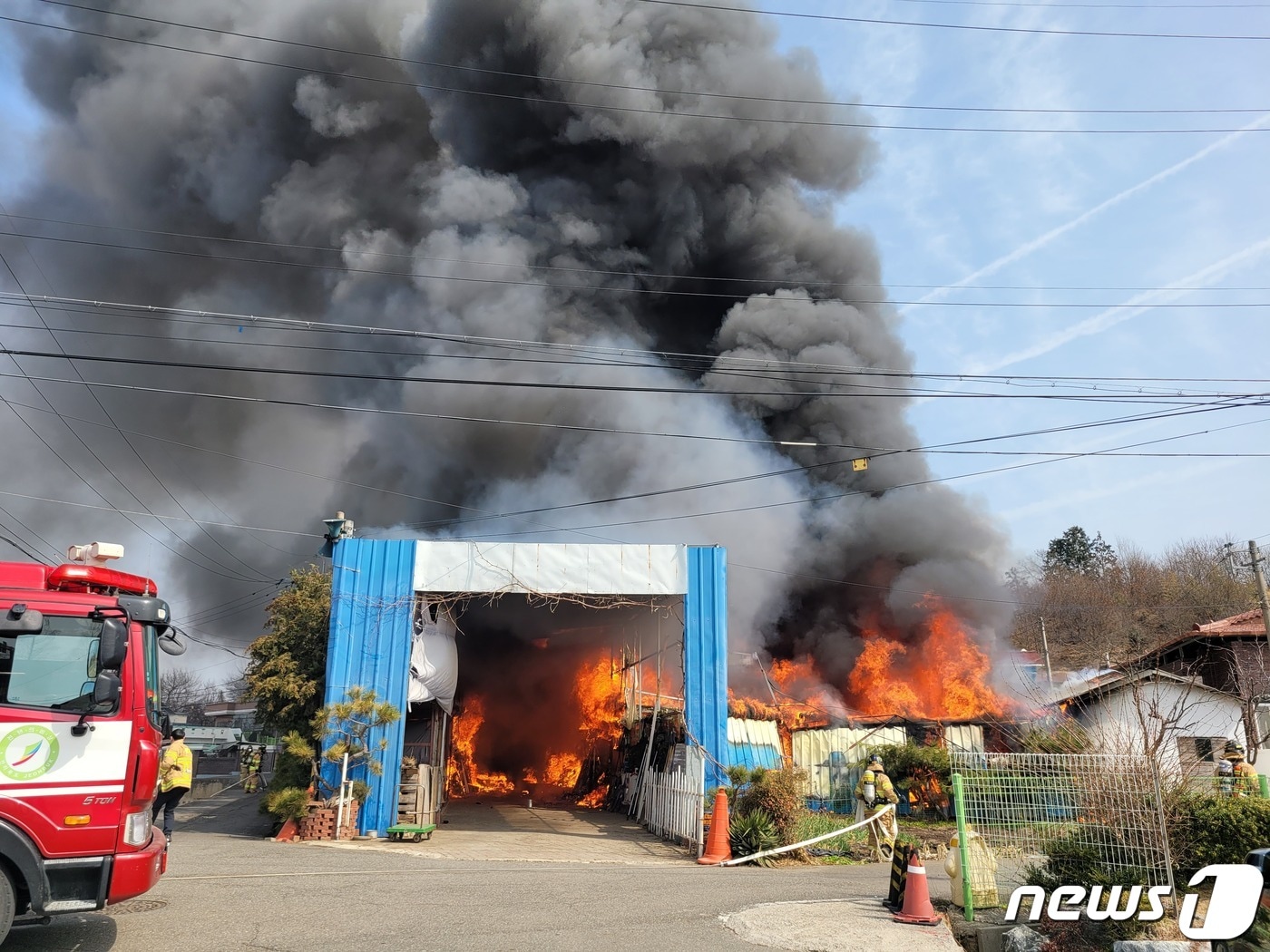 8일 오전 11시50분께 전북 군산시 옥산면의 한 철물점 창고에서 불이 나 4시간 20여분만에 꺼졌다.(전북소방본부 제공)2023.3.8/뉴스1
